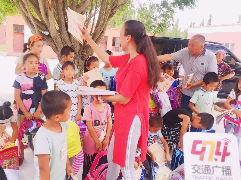 精河县的12名足球小子，我们来了！