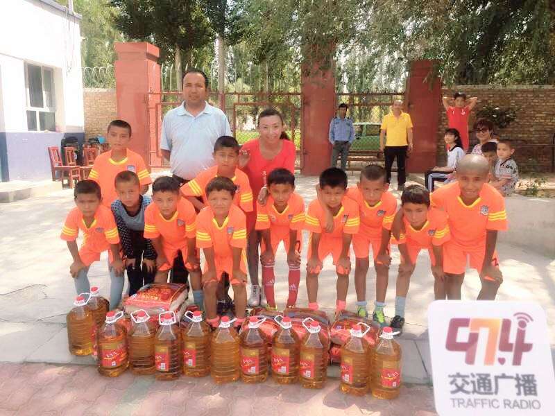 精河县的12名足球小子，我们来了！