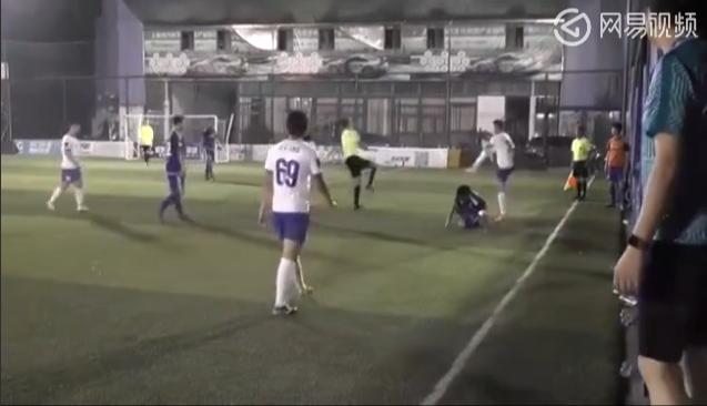 足球比赛红牌罚下打裁判集锦,足球比赛被恶意犯规