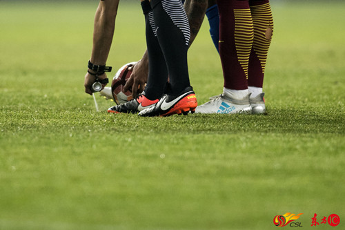 瓒崇悆涔嬪璧拌繘鍗庡骞哥,榛橀粯濂夌尞瓒崇悆