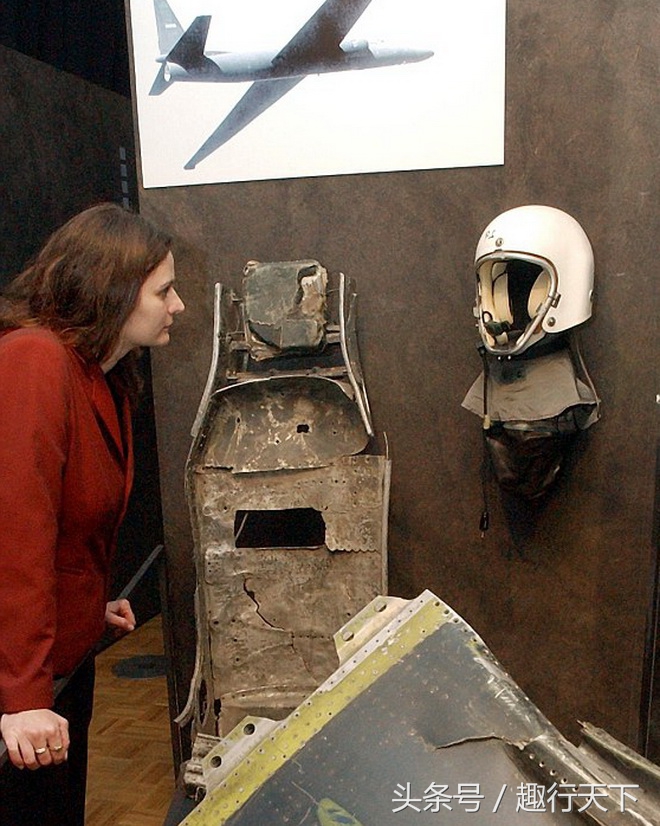 冷战时期，美军U2侦察机被苏军击落后，驾驶员没有按照规定自毁飞机也没有自杀，50年后他被追授银星勋章