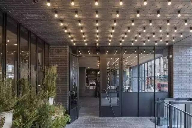 他是酒店界的乔布斯，一手创造出全世界最酷的酒店，还把跨界玩到极致