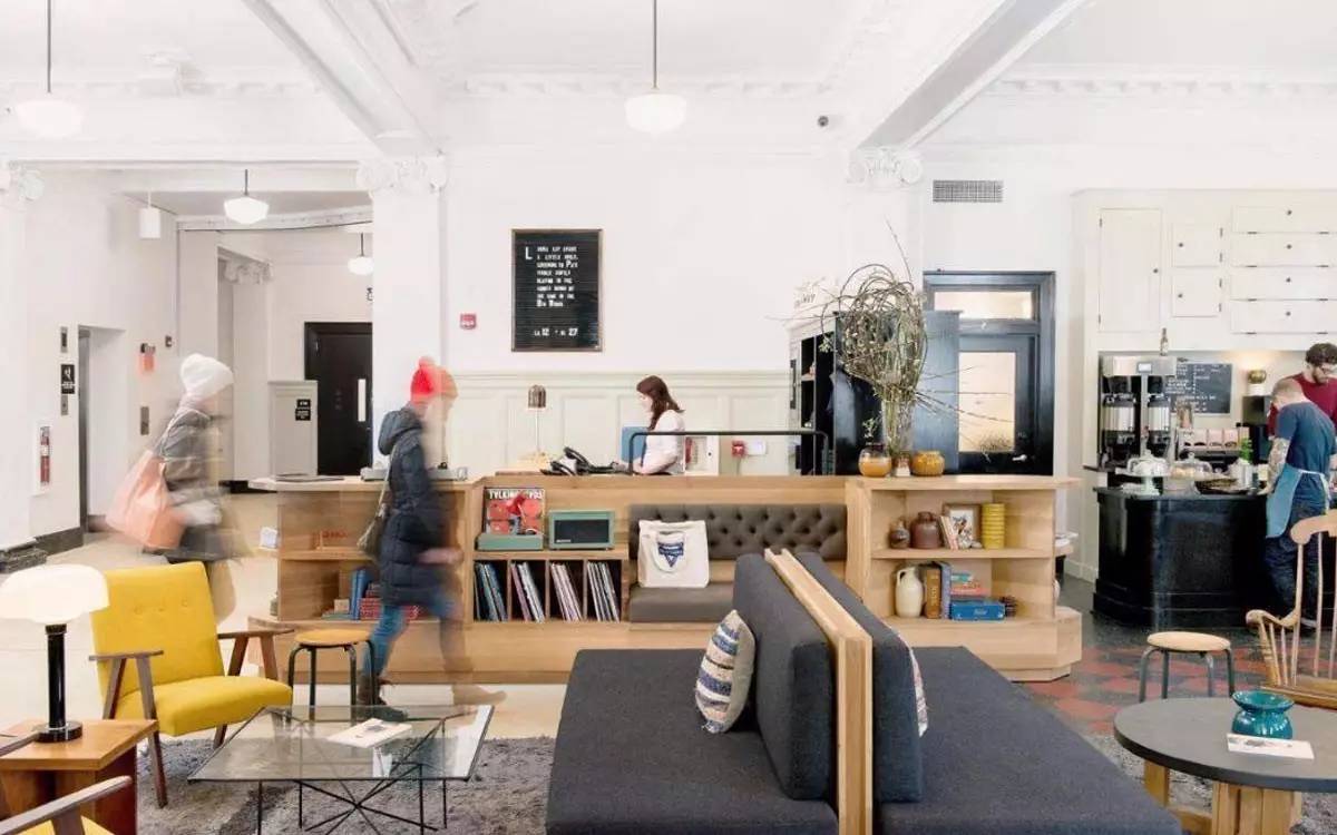 他是酒店界的乔布斯，一手创造出全世界最酷的酒店，还把跨界玩到极致