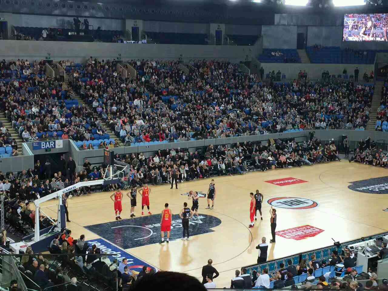 惊了个呆,中国男篮被裁判针对四人在场打球