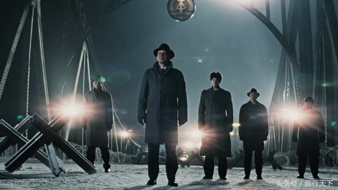 冷战时期，美军U2侦察机被苏军击落后，驾驶员没有按照规定自毁飞机也没有自杀，50年后他被追授银星勋章