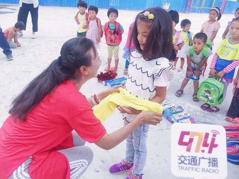 精河县的12名足球小子，我们来了！