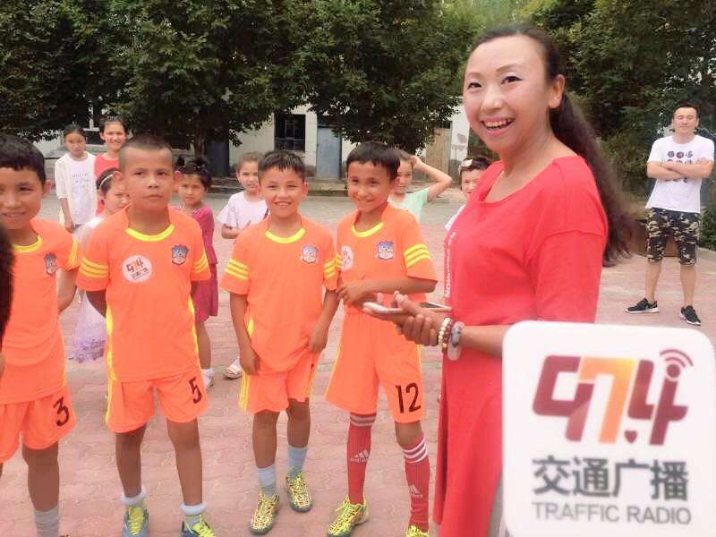 精河县的12名足球小子，我们来了！