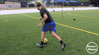 足球经典过人技巧教学,足球中场大师必备技巧