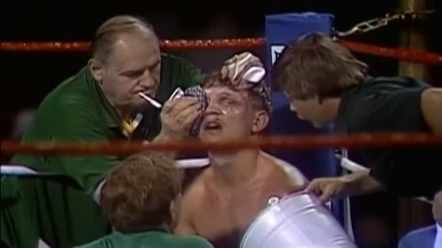 赛场作弊,拳套里塞东西作弊的拳王