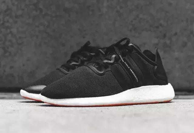 “船长”CP3变身“宇航员”/“白斑马”成轮滑鞋