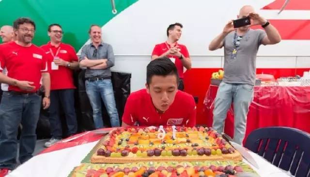 不惧欧美高手“围剿”，这位来自中国的18岁大男孩，刮起一阵阵中国旋风