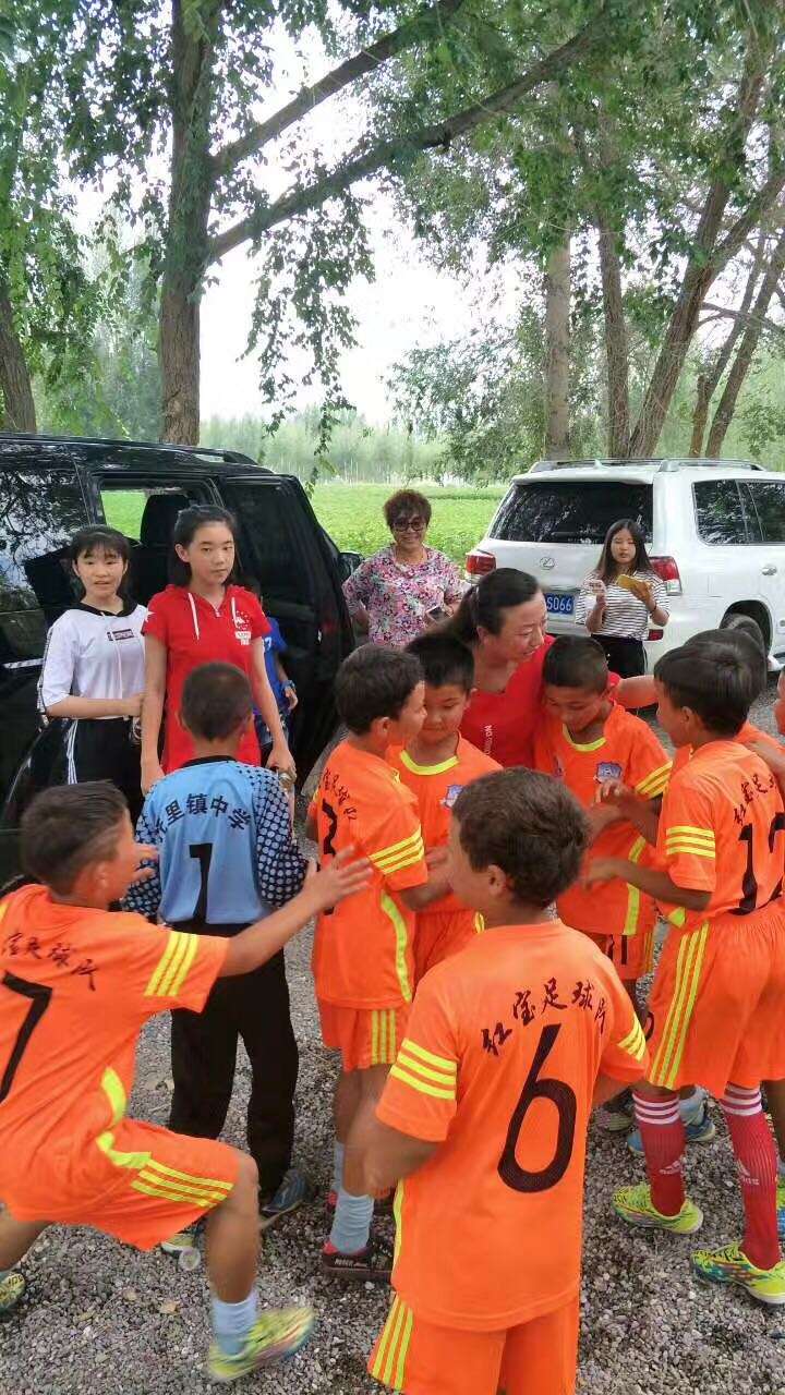 精河县的12名足球小子，我们来了！