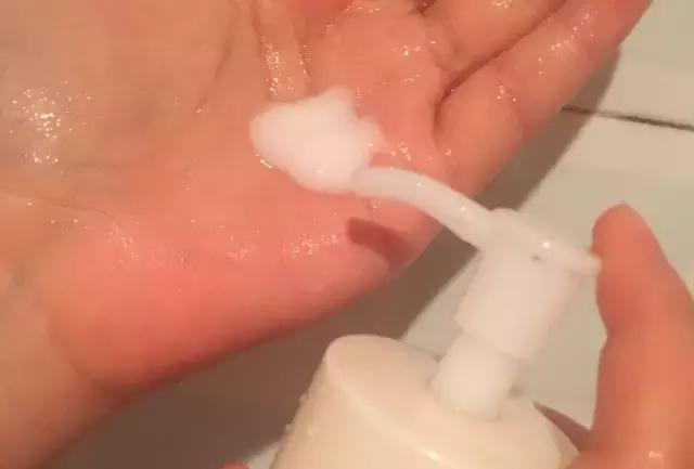 送礼物｜黑人痘肌都能放心用的日本货，演唱会8小时不脱妆还清爽，一年一瓶就够！