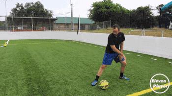 足球经典过人技巧教学,足球中场大师必备技巧