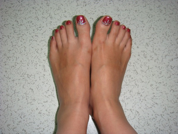 脚被晒黑,穿凉鞋避免被晒黑方法