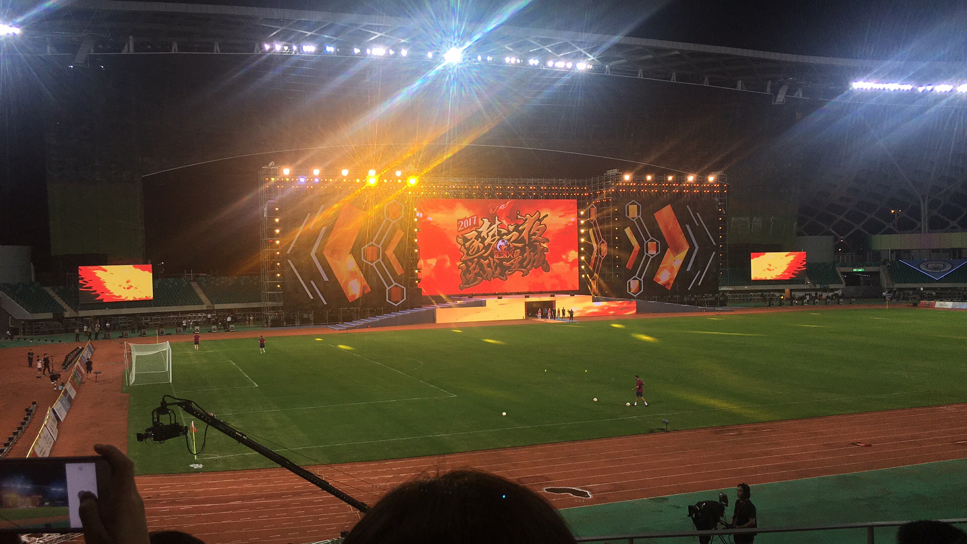 春茧看演唱会会淋雨吗,春茧看演唱会车停哪里