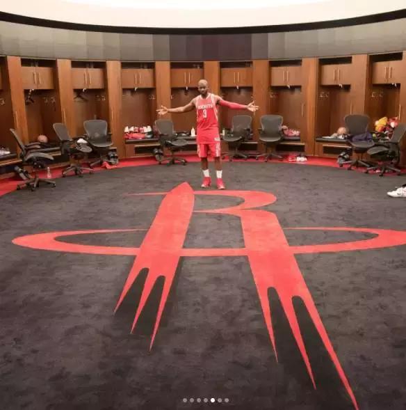 “船长”CP3变身“宇航员”/“白斑马”成轮滑鞋