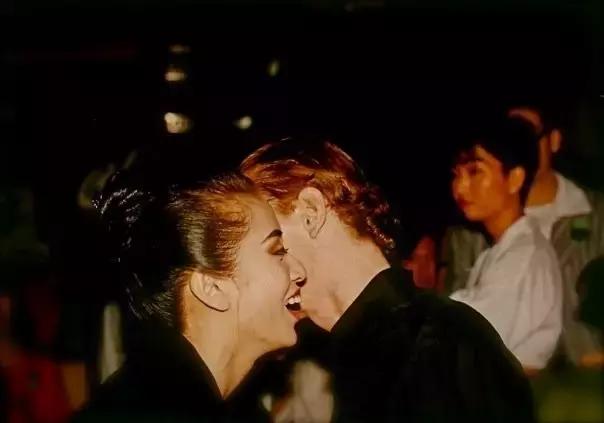 香港人很喜欢喝酒吗,周润发来一瓶82年的拉菲