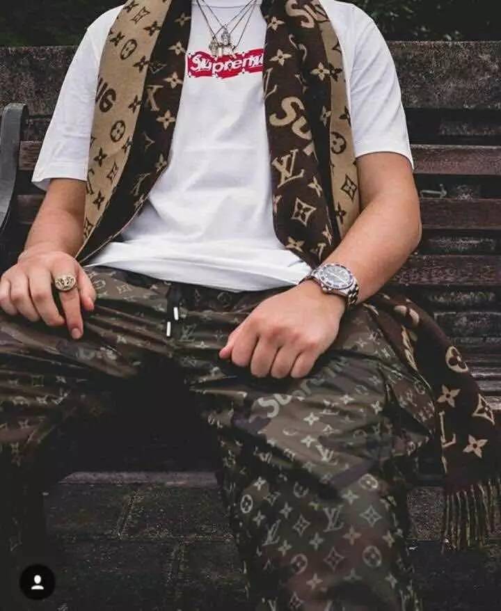 lvsupreme联名款牛仔外套,lv衣服上面有个supreme联名是真的吗