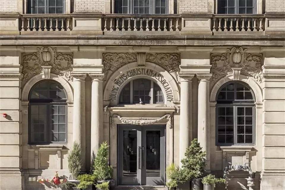 他是酒店界的乔布斯，一手创造出全世界最酷的酒店，还把跨界玩到极致