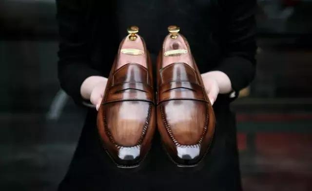 雨天淋透的皮鞋怎样处理,皮鞋雨天能穿吗