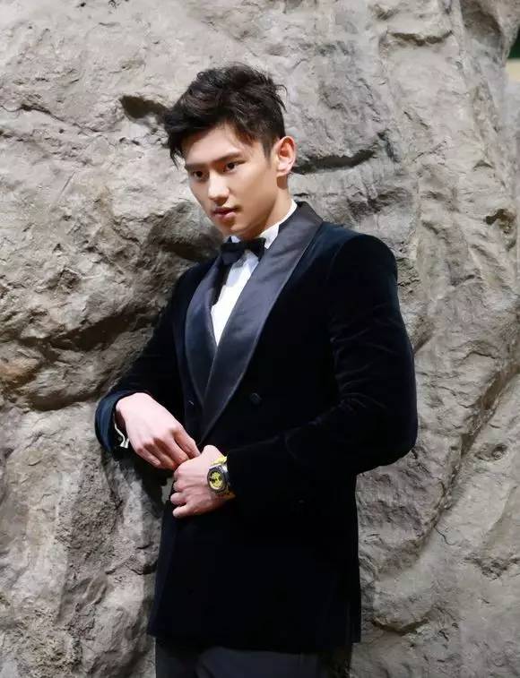 为什么打网球一定要穿裙子,足球员为什么带手表