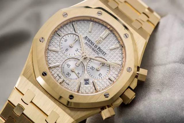 为什么打网球一定要穿裙子,足球员为什么带手表