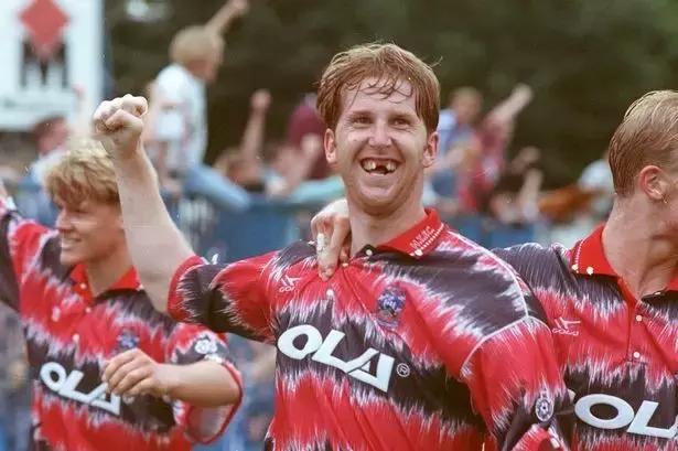 哈德斯菲尔德客场队服,哈德斯菲尔德球衣