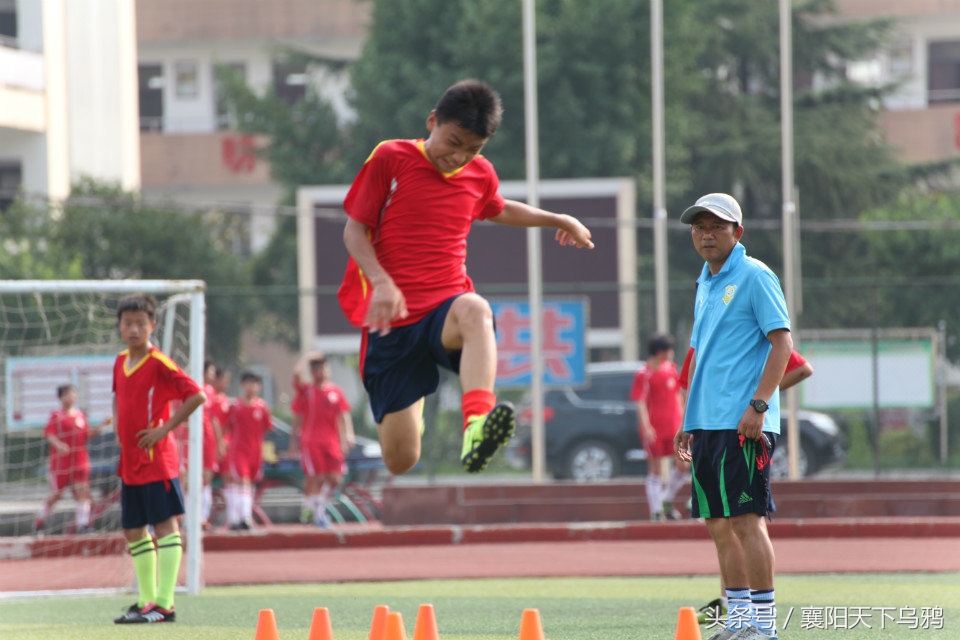 穿着破球鞋的人,穿碎钉足球鞋的职业球员