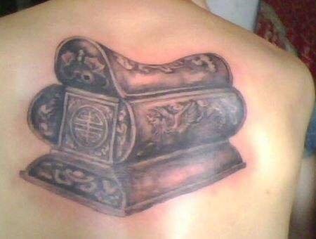 祸起古曼童（十一）：朋友纹了七鬼抬棺，老板却说七鬼属阴，你要是纹后背，是棺压你，走不动