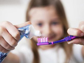 油溅到孩子眼睛里怎么办,化学原料溅到眼睛里