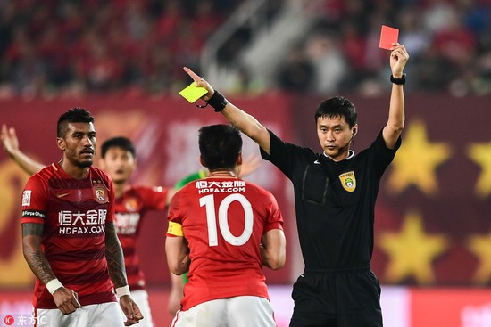 足球裁判假球瞬间,裁判吹球假球