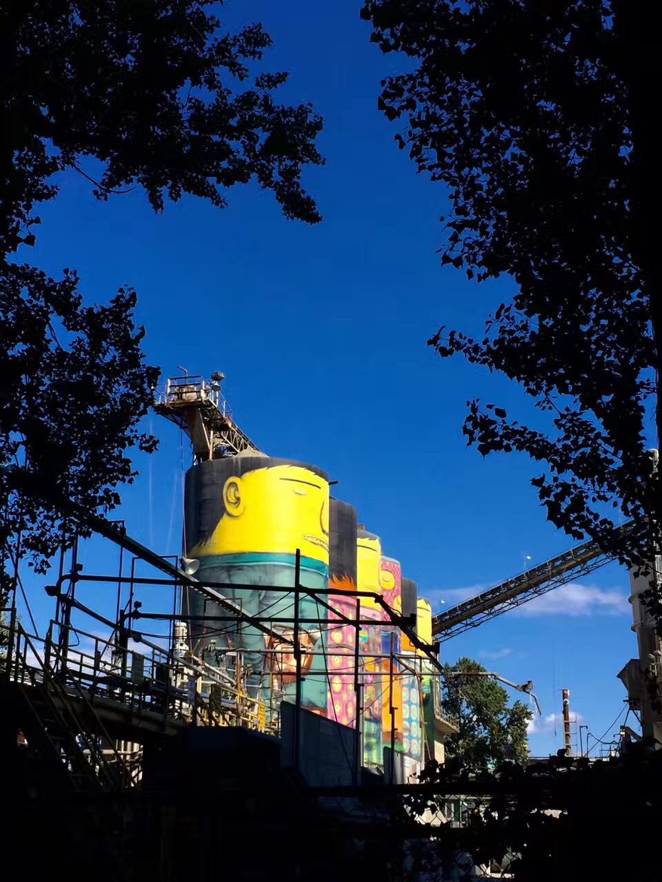 双生涂鸦组合OsGemeos特色：黄皮肤公仔