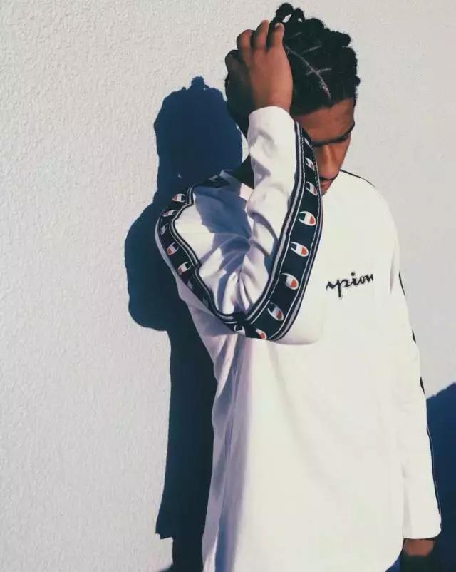 一串字logo,一串字母的衣服商标