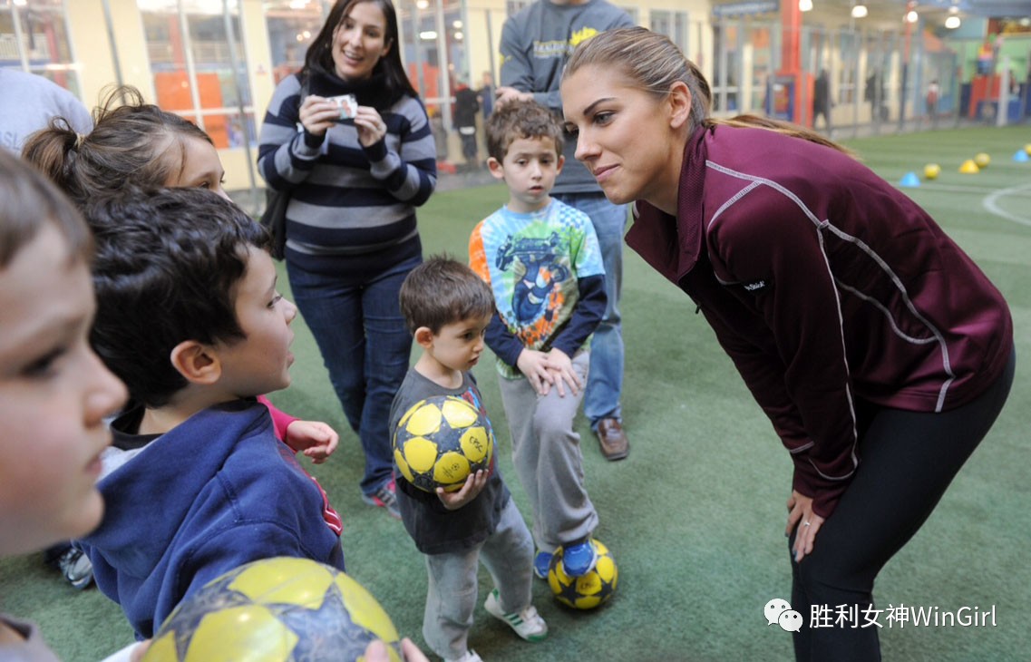 踢足球的科比,一个踢足球的人去打篮球会怎么样