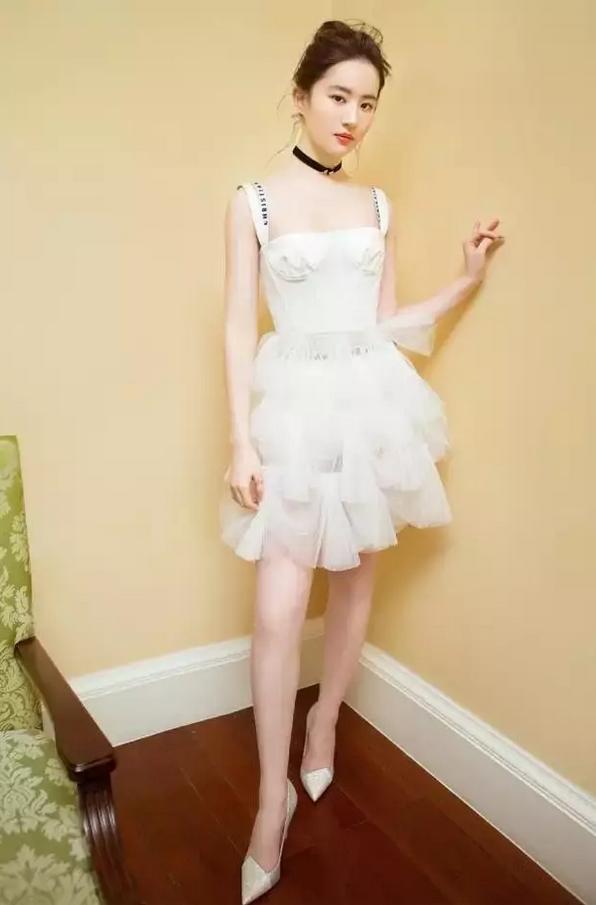 夏日最清凉又迷人的小白裙，如何穿出自己的freestyle？