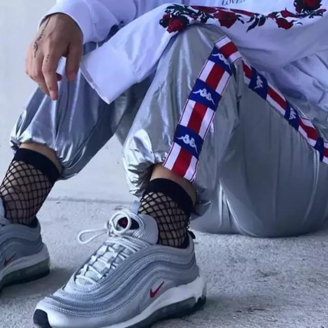 一串字logo,一串字母的衣服商标