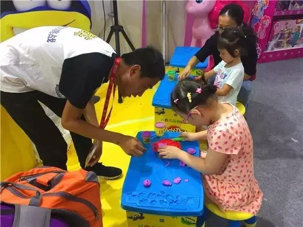 粑粑麻麻带娃去哪里玩,粑粑麻麻带娃去旅行