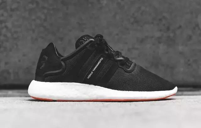 “船长”CP3变身“宇航员”/“白斑马”成轮滑鞋