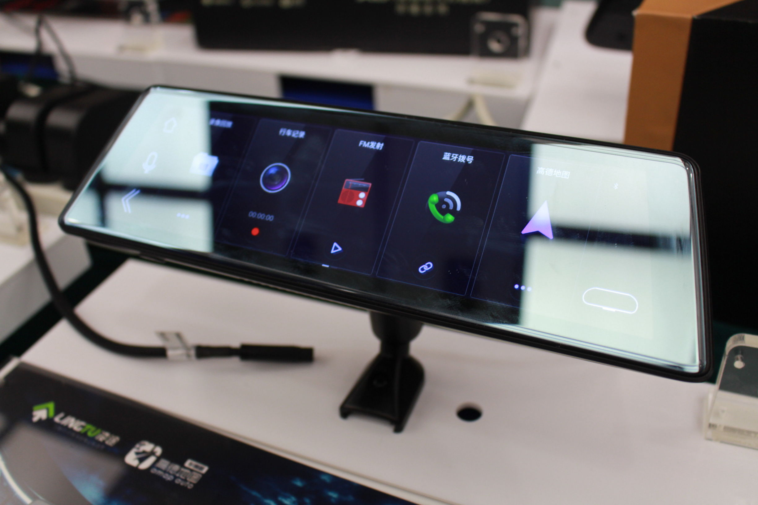 车子加装流媒体后视镜容易亏电吗,电子眩目后视镜能否修复