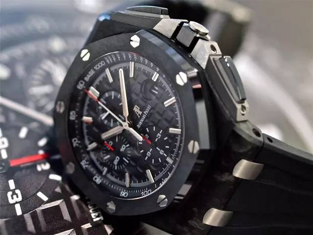 为什么打网球一定要穿裙子,足球员为什么带手表