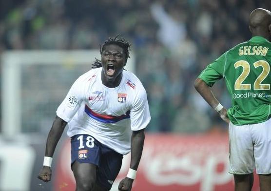 c罗经典庆祝动作国家队,c罗足球场上的庆祝动作