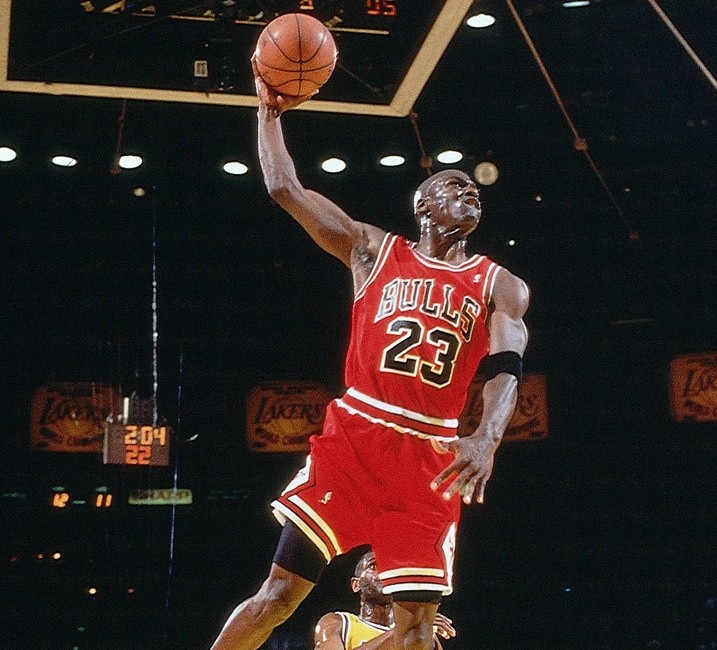 篮球明星和足球明星谁工资高,篮球球星收入排行榜最新