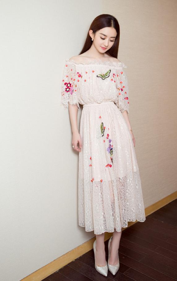 夏日最清凉又迷人的小白裙，如何穿出自己的freestyle？