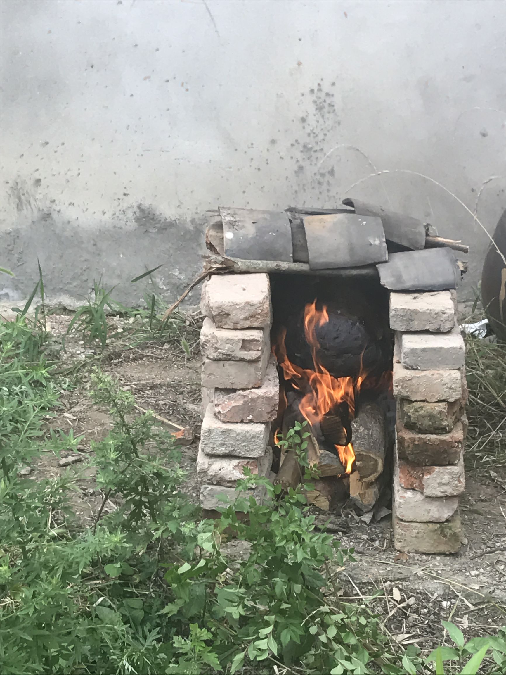 野外搭灶做叫花鸡,户外柴火叫花鸡怎么做