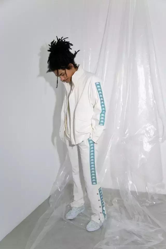 一串字logo,一串字母的衣服商标