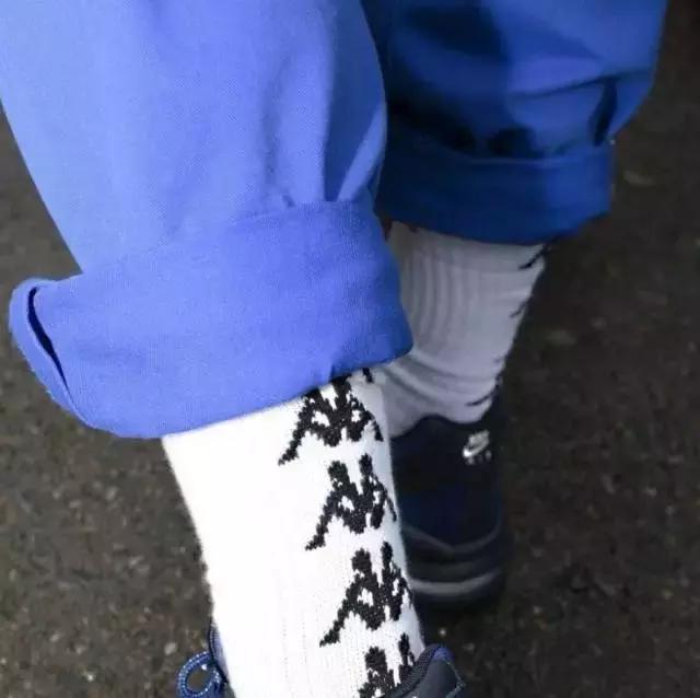 一串字logo,一串字母的衣服商标