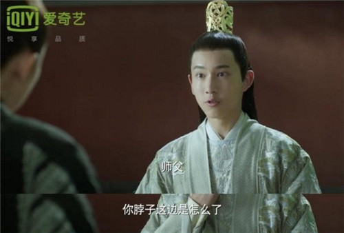 杨幂脖子前后对比,杨幂吻痕