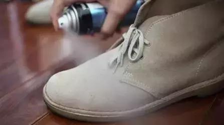 雨天淋透的皮鞋怎样处理,皮鞋雨天能穿吗