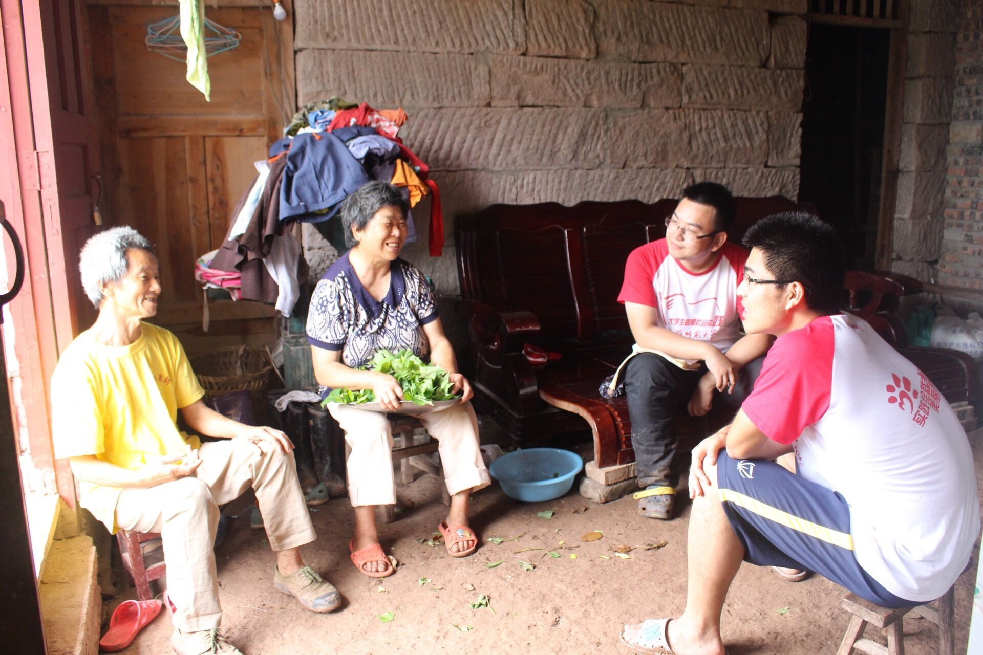 七月赴巴蜀，相逢似归来